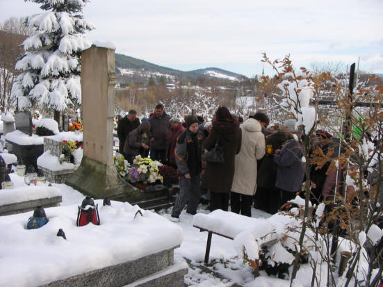 Uczestnicy piegrzymki zapalaj znicze na grobie ks. Koodzieja