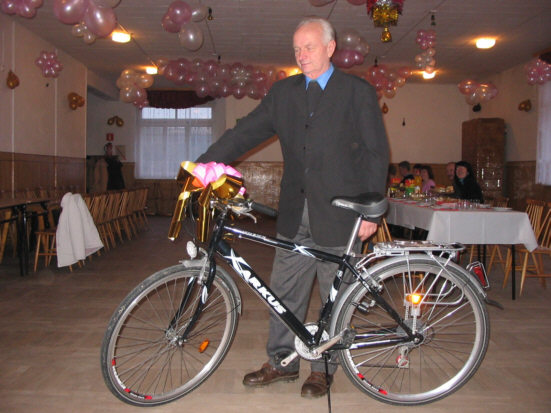Pan Stanisaw Bober przy otrzymanym wanie rowerze
