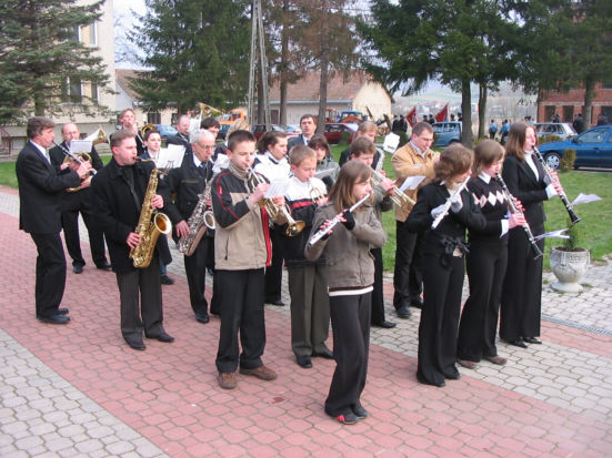 Orkiestra dta GOK w Domaradzu gra po rezurekcji