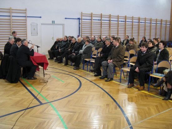Uczestnicy zebrania wiejskiego w Baryczy