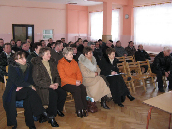 Uczestnicy zebrania wiejskiego w Golcowej