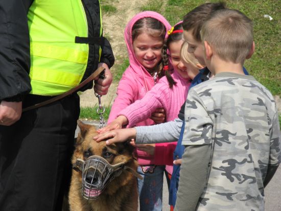 Dzieciom bardzo spodoba si policyjny pies